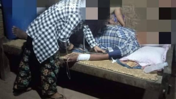 (ကန့်ဘလူနယ်၌ ပြီးခဲ့သည့်ဧပြီအတွင်းက မြွေဆိုးကိုက်ခံရသောပြည်သူတစ်ဦးအား ဆေးဝါးကုသမှုပေးနေစဥ်။ ဓာတ်ပုံ-ကျွန်းလှ-ကန့်ဘလူတက်ကြွလှုပ်ရှားသူများအဖွဲ့)