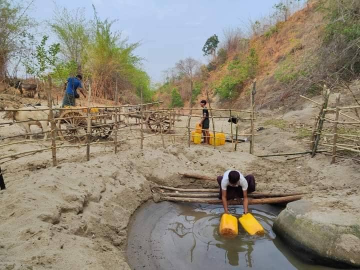 ​(ခင်ဦးမြို့နယ်အတွင်း ရေခမ်းခြောက်နေသောအိုင်များအား တွေ့ရစဥ်။ ဓာတ်ပုံ-ခင်ဦးမြို့နယ် သတင်းမှန်ပြန်ကြားရေးအဖွဲ့)