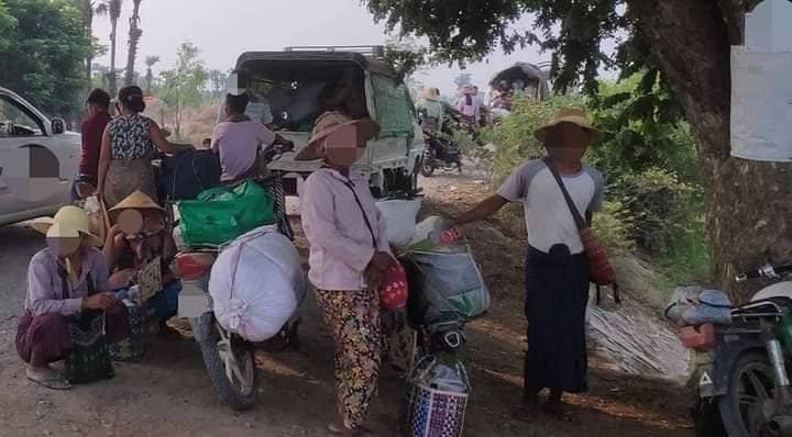 (ရေဦးနှင့် ဒီပဲယင်းအရှေ့ခြမ်း ၂မြို့နယ်စပ်ရှိ ကျေးရွာများမှ ပြည်သူများ ထွက်ပြေးတိမ်းရှောင်နေရစဥ်။ ဓာတ်ပုံ-ရေဦးမြို့နယ် စစ်ရှောင်ပြည်သူထောက်ပံ့ရေး)