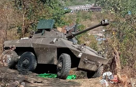 (ဟားခါး-ဖလမ်းအကြား၌ CNA နှင့် CDF ပူးပေါင်းတပ်ဖွဲ့၏ ဖျက်ဆီးခံရသည့် စစ်ကောင်စီတပ် သံချပ်ကာ ၂စီးနှင့် ကုန်တင်ကားများ မြင်ကွင်း။ ဓာတ်ပုံ - The Chin Journal)