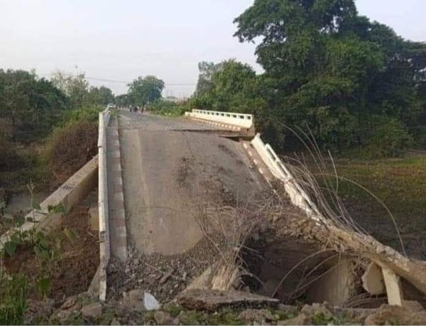 (​မိုင်းခွဲ​ဖောက်ခွဲပြီး​​နောက် ​ရေကြည်​ချောင်းတံတားကို​တွေ့ရမှု ။ဓါတ်ပုံ-​ညောင်​​​လေးပင် PDF)