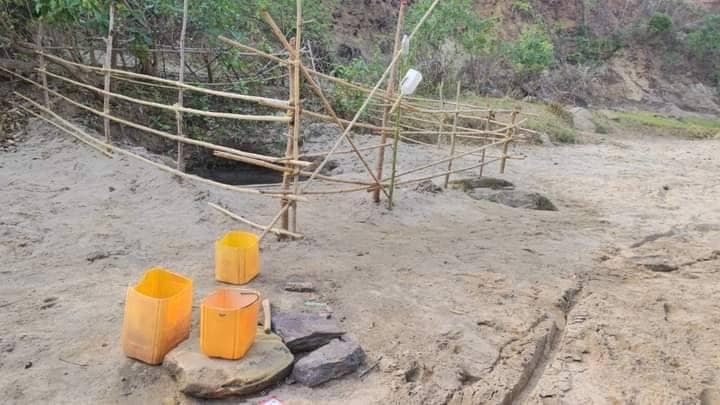 (ခင်ဦးမြို့နယ်အတွင်း ရေခမ်းခြောက်နေသောအိုင်များအား တွေ့ရစဥ်။ ဓာတ်ပုံ-ခင်ဦးမြို့နယ် သတင်းမှန်ပြန်ကြားရေးအဖွဲ့)