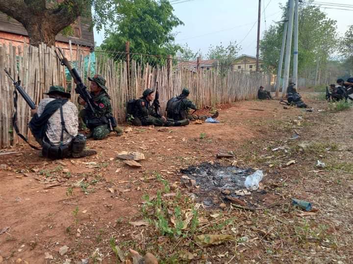 (ဘော်လခဲမြို့ စစ်ကောင်စီ​၏ နေရာလေးခုကို PDF ပူးပေါင်းတပ် စီးနင်းတိုက်ခိုက်နေစဉ်နှင့် သိမ်းဆည်းရရှိသော လက်နက်ခဲယမ်းများအား တွေ့ရစဉ်။ ဓာတ်ပုံ - BPDF)