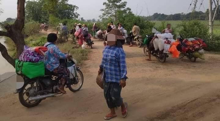 (ရေဦးနှင့် ဒီပဲယင်းအရှေ့ခြမ်း ၂မြို့နယ်စပ်ရှိ ကျေးရွာများမှ ပြည်သူများ ထွက်ပြေးတိမ်းရှောင်နေရစဥ်။ ဓာတ်ပုံ-ရေဦးမြို့နယ် စစ်ရှောင်ပြည်သူထောက်ပံ့ရေး)