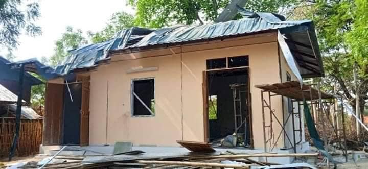 (စစ်ကောင်စီ၏ ပြည့်အိုင်ကျေးရွာအုပ်ချုပ်ရေးမှူးရုံးအား ဗုံးပေါက်ပြီးနောက် တွေ့ရစဥ်။ ဓာတ်ပုံ - Cj)