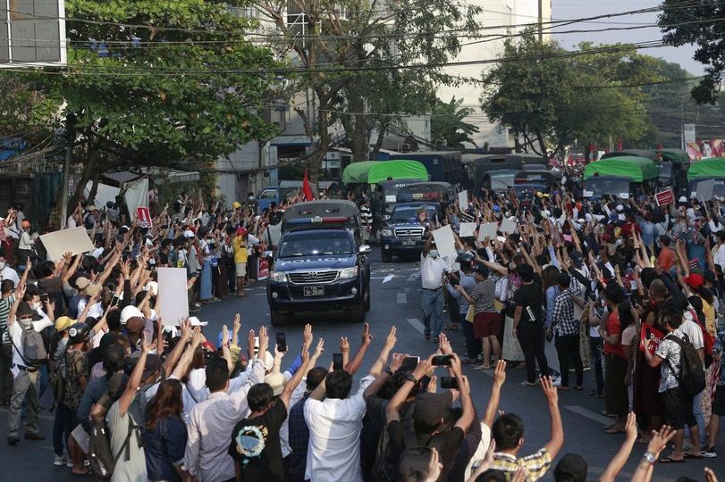 (စစ်တပ်က အာဏာသိမ်းပြီးနောက် ရန်ကုန်မြို့ရှိ NLD ရုံးချုပ်သို့လာပြီး ပိတ်ဆို့ထားသောကြောင့် ပြည်သူများက လက်သုံးချောင်ထောင်၍ ကန့်ကွက်နေသည်ကို ၂၀၂၁ ဖေဖော်ဝါရီ ၁၅ရက်က တွေ့ရစဥ်။ ဓာတ်ပုံ - PS)