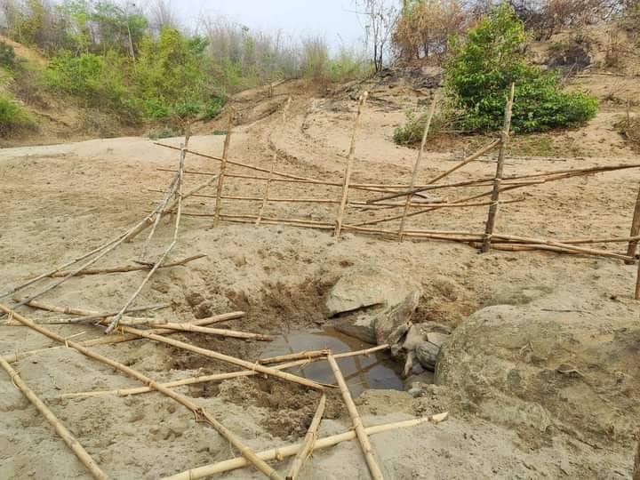(ခင်ဦးမြို့နယ်အတွင်း ရေခမ်းခြောက်နေသောအိုင်များအား တွေ့ရစဥ်။ ဓာတ်ပုံ-ခင်ဦးမြို့နယ် သတင်းမှန်ပြန်ကြားရေးအဖွဲ့)