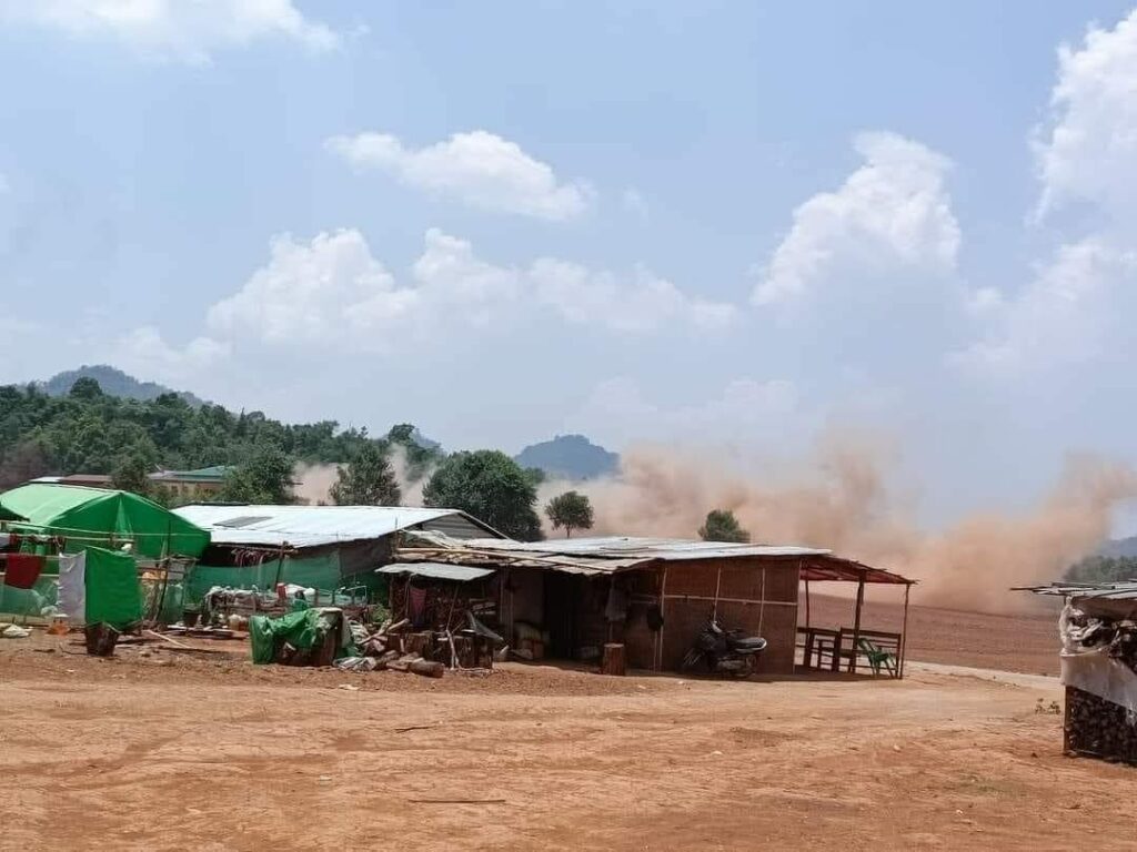 (ကရင်နီပြည်တိုက်ပွဲများတွင် စစ်တပ်မှသိမ်းဆည်းရရှိသောလက်နက်ခဲယမ်းများ / ကရင်နီစစ်ဘေးရှောင်အချို့ နှင့် စစ်တပ်က စစ်ဘေးရှောင်စခန်းကိုဗုံးကျဲပြီးနောက်တွေ့ရစဥ်။ဓါတ်ပုံ-KNDF ၊Karanni Voice ၊ကရင်နီစစ်ဘေးရှောင်ကူညီရေးကွန်ယက်)