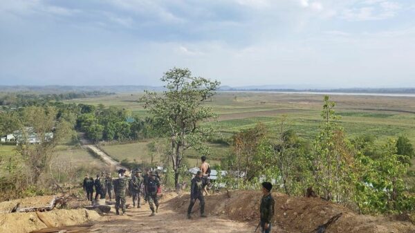 (စစ်ကောင်စီတပ်အား တိုက်ခိုက်နေသော ဟုမ္မလင်း PDF မှ ရဲဘော်များအား တွေ့ရစဉ်။ ဟုမ္မလင်း PDF)