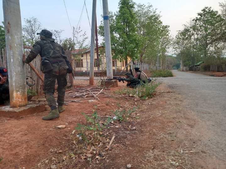 (ဘော်လခဲမြို့ စစ်ကောင်စီ၏ နေရာလေးခုကို PDF ပူးပေါင်းတပ် စီးနင်းတိုက်ခိုက်နေစဉ်နှင့် သိမ်းဆည်းရရှိသော လက်နက်ခဲယမ်းများအား တွေ့ရစဉ်။ ဓာတ်ပုံ - BPDF)