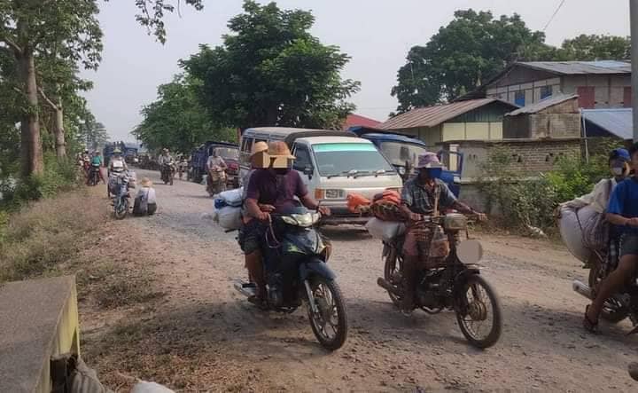 (ရေဦးနှင့် ဒီပဲယင်းအရှေ့ခြမ်း ၂မြို့နယ်စပ်ရှိ ကျေးရွာများမှ ပြည်သူများ ထွက်ပြေးတိမ်းရှောင်နေရစဥ်။ ဓာတ်ပုံ-ရေဦးမြို့နယ် စစ်ရှောင်ပြည်သူထောက်ပံ့ရေး)