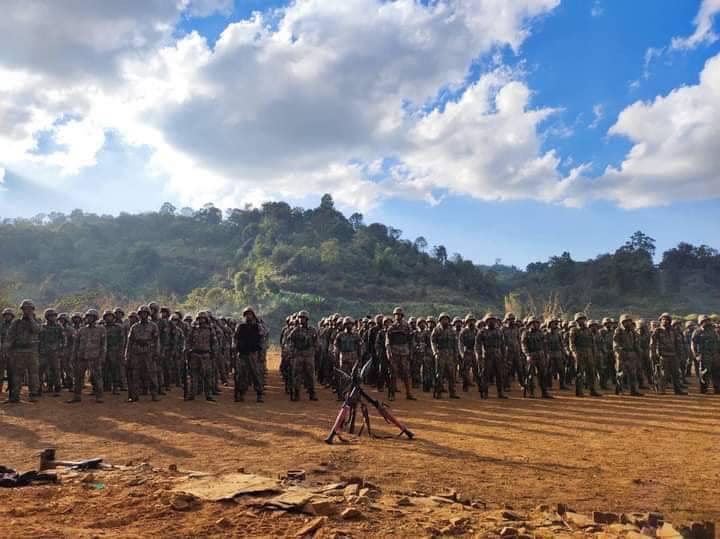 (စစ်ကောင်စီအား ခုခံတိုက်ခိုက်နေသည့် မန္တလေးပြည်သူ့ကာကွယ်ရေးတပ်မတော်(MDY- PDF)မှ ရဲဘော်များအား တွေ့ရစဉ်။ ဓာတ်ပုံ - MDY- PDF)