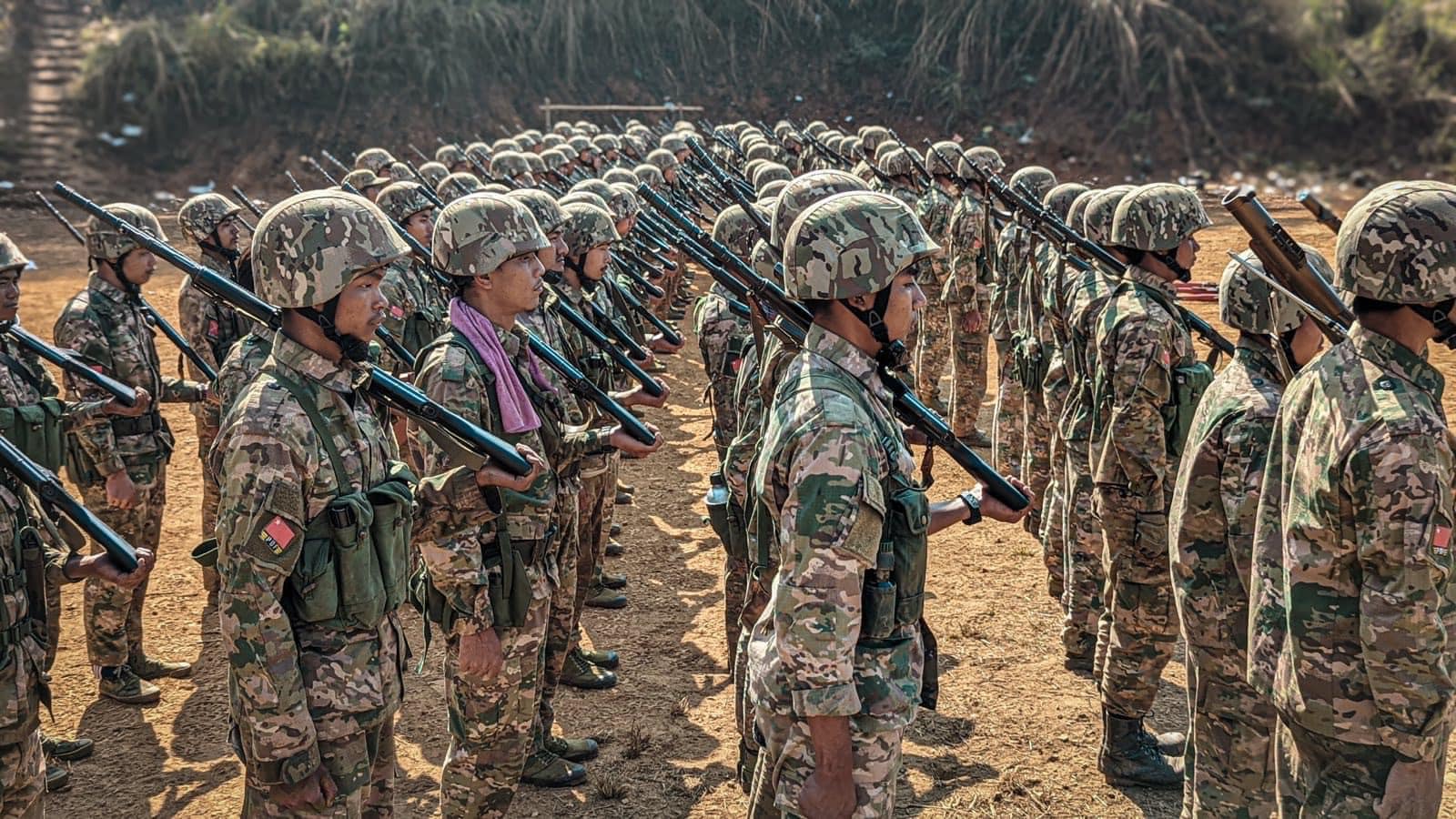 (စစ်ကောင်စီတပ်အား ခုခံတိုက်ခိုက်နေသည့် ပြည်သူ့ကာကွယ်ရေးတပ်ဖွဲ့ MDY-PDFမှ ရဲဘော်များ စစ်ရေးလေ့ကျင့်နေစဉ်။ ဓာတ်ပုံ - MDY-PDF)