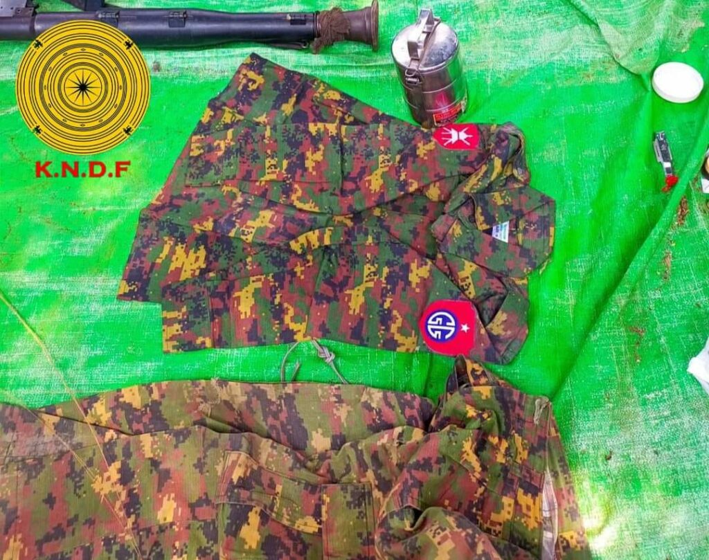 (ကရင်နီပြည်တိုက်ပွဲများတွင် စစ်တပ်မှသိမ်းဆည်းရရှိသောလက်နက်ခဲယမ်းများ / ကရင်နီစစ်ဘေးရှောင်အချို့ နှင့် စစ်တပ်က စစ်ဘေးရှောင်စခန်းကိုဗုံးကျဲပြီးနောက်တွေ့ရစဥ်။ဓါတ်ပုံ-KNDF ၊Karanni Voice ၊ကရင်နီစစ်ဘေးရှောင်ကူညီရေးကွန်ယက်)