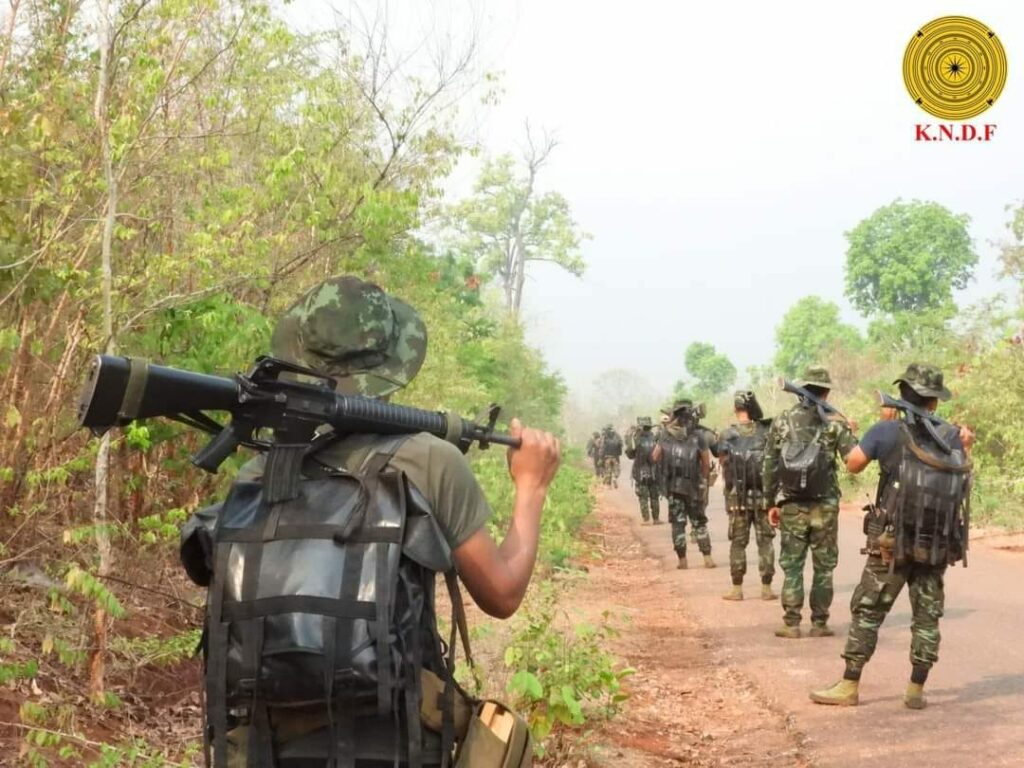 (KNDF တပ်ဖွဲ့ဝင်များ ၊စစ်တပ်ထံမှသိမ်းဆည်းရမိသောလက်နက်ခဲယမ်းများနှင့် စစ်တပ်ကဗုံးကျဲ၍ပျက်စီးနေသောအဆောက်အအုံအချို့ ။ဓါတ်ပုံ-KNDF)