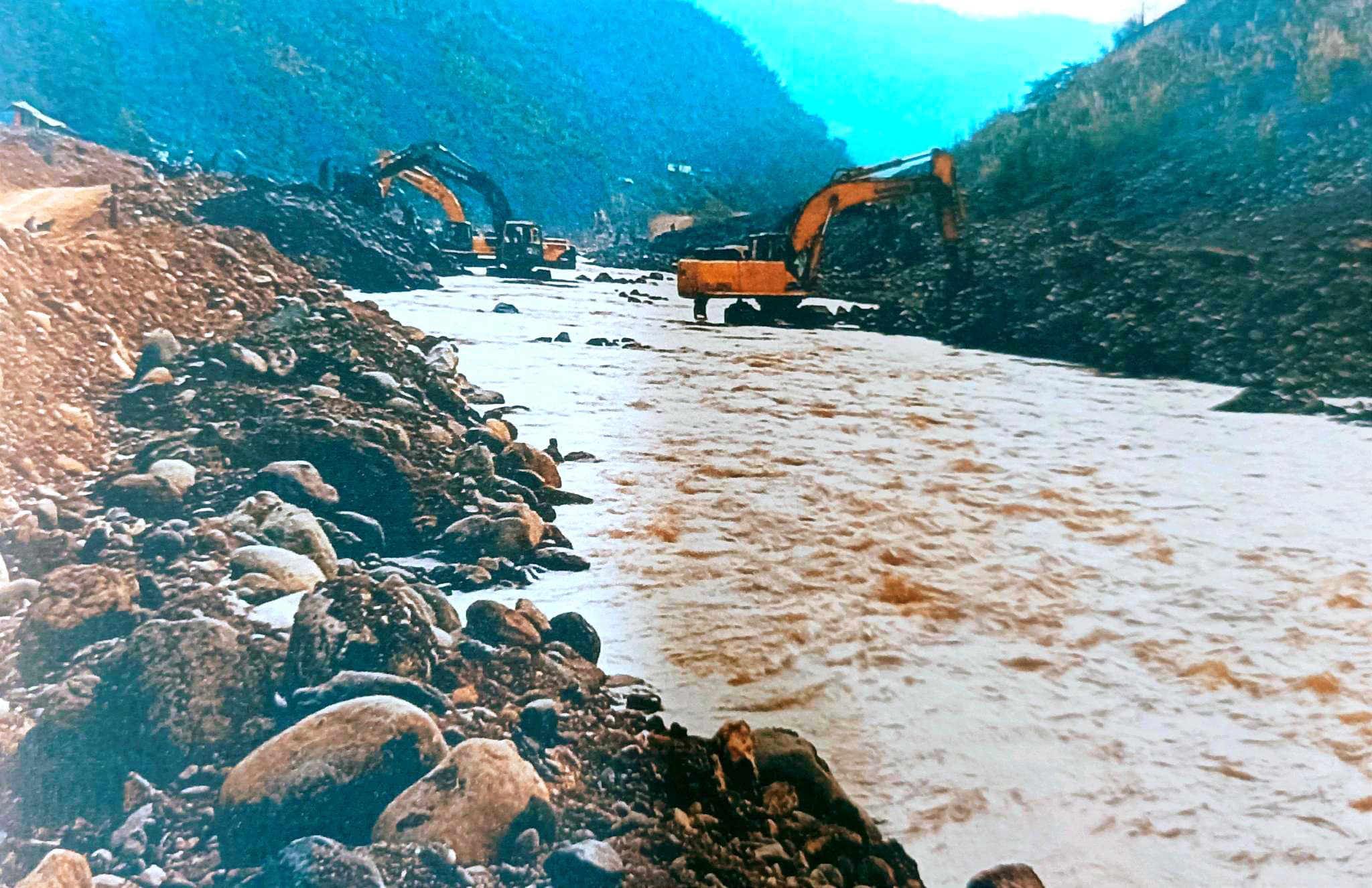 (ဖားကန့်မြို့ ဥရုချောင်းတစ်နေရာအား တွေ့ရစဉ်။ ဓာတ်ပုံ - CJ)
