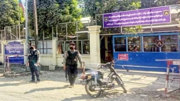 (အမရပူရမြို့နယ်လူဝင်မှုကြီးကြပ်ရေး(လဝက) ရုံးရှေ့တွင် တွေ့ရသော စစ်ကောင်စီလက်ပါးစေ ရဲများ။ ဓာတ်ပုံ - CJ)