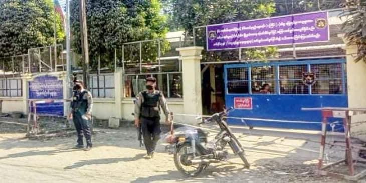 (အမရပူရမြို့နယ်လူဝင်မှုကြီးကြပ်ရေး(လဝက) ရုံးရှေ့တွင် တွေ့ရသော စစ်ကောင်စီလက်ပါးစေ ရဲများ။ ဓာတ်ပုံ - CJ)