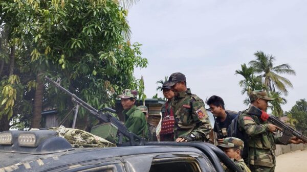 (စစ်ကောင်စီတပ်အား တိုက်ခိုက်နေသော ဟုမ္မလင်း PDF မှ ရဲဘော်များအား တွေ့ရစဉ်။ ဟုမ္မလင်း PDF)