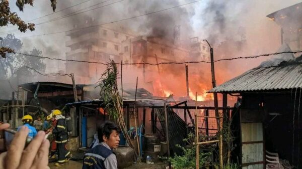 (နေအိမ်မီးလောင်နေသည်ကို ဝိုင်းဝန်းမီးငြှိမ်းသတ်နေကြစဉ်။ ဓာတ်ပုံ - သာကေတမြို့နယ် လူမှုကူညီရေးအဖွဲ့)
