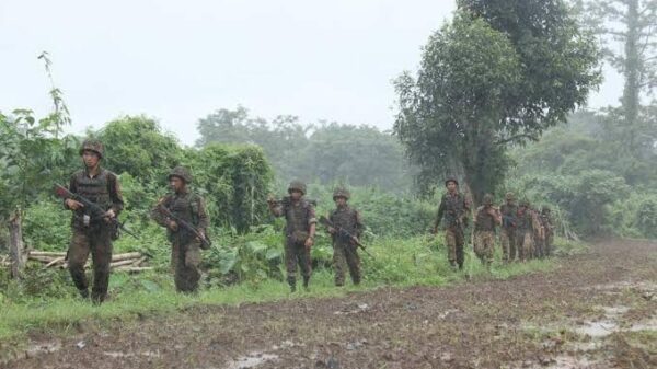 (ကချင်ပြည်နယ်တစ်​နေရာမှ စစ်သားအချို့ /ပုံ​ဟောင်းဖြစ်ပါသည်။ဓါတ်ပုံ-မြစ်ကြီးနားဂျာနယ်)