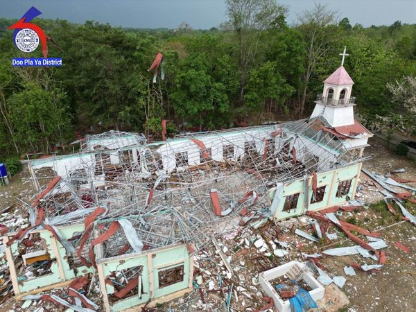 (တပ်မဟာ(၆) ဒူးပလာယာခရိုင်တွင် စစ်ကောင်စီတပ် လက်နက်ကြီးပစ်ခတ်မှုကြောင့် စာသင်ကျောင်း၊ ဘုန်းကြီးကျောင်း၊ ခရယာန်ဘုရားရှိခိုးကျောင်း၊ ဆေးပေးခန်းနှင့် ပြည်သူလူထုပိုင် အိုးအိမ် ၃၈၀ကျော် ပျက်စီးကာ နေအိမ် ၁၂လုံးပျက်စီးခဲ့သည်။ ဓာတ်ပုံ - ဒူးပလာယာခရိုင်)