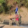 ပြည်ထောင်စုဝန်ကြီးချုပ် မန်းဝင်းခိုင်သန်း ပြည်သူ့ကာကွယ်ရေး ရဲဘော်များအား လက်နက် တပ်ဆင်ပေးနေစဉ်။ ဓာတ်ပုံ - NUG