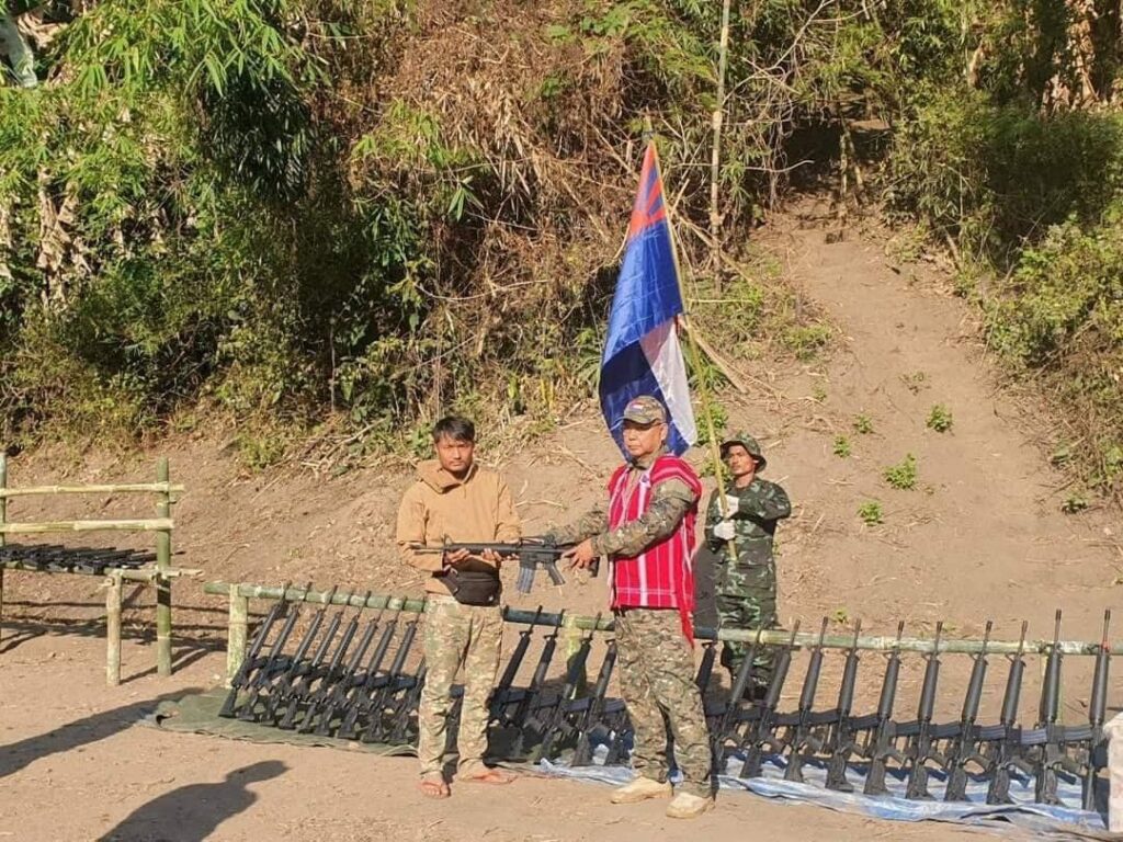 ပြည်ထောင်စုဝန်ကြီးချုပ် မန်းဝင်းခိုင်သန်း ပြည်သူ့ကာကွယ်ရေး ရဲဘော်များအား လက်နက် တပ်ဆင်ပေးနေစဉ်။ ဓာတ်ပုံ - NUG