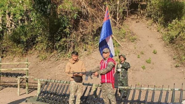 ပြည်ထောင်စုဝန်ကြီးချုပ် မန်းဝင်းခိုင်သန်း ပြည်သူ့ကာကွယ်ရေး ရဲဘော်များအား လက်နက် တပ်ဆင်ပေးနေစဉ်။ ဓာတ်ပုံ - NUG