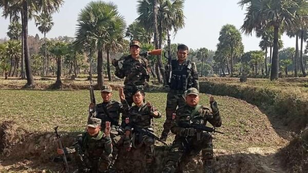 (ဂန့်ဂေါခရိုင် PDF တပ်ရင်း ၁၅/၁၆/၁၇ YRA - ထီးလင်းမှ တပ်ဖွဲ့၀င်များအားတွေ့ရစဉ်။ ဓာတ်ပုံ - YRA)