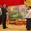 (တရုတ်နိုင်ငံခြား​ရေးဝန်ကြီးကို အာဏာသိမ်းစစ်​ခေါင်း​ဆောင်က လက်​ဆောင်​ပေးအပ်​နေစဥ်။ဓါတ်ပုံ-စစ်​ကောင်စီ)