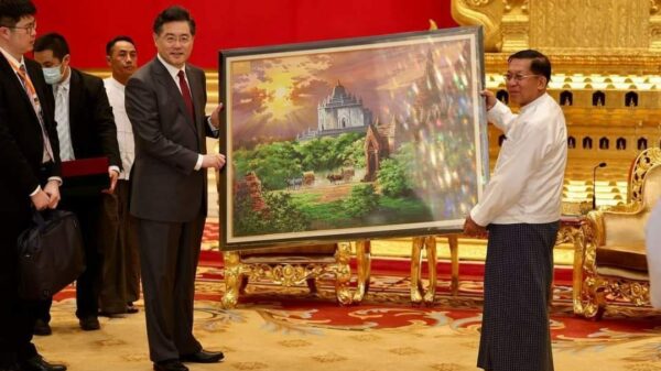 (တရုတ်နိုင်ငံခြား​ရေးဝန်ကြီးကို အာဏာသိမ်းစစ်​ခေါင်း​ဆောင်က လက်​ဆောင်​ပေးအပ်​နေစဥ်။ဓါတ်ပုံ-စစ်​ကောင်စီ)