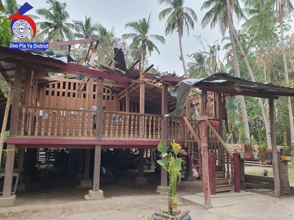 (တပ်မဟာ(၆) ဒူးပလာယာခရိုင်တွင် စစ်ကောင်စီတပ် လက်နက်ကြီးပစ်ခတ်မှုကြောင့် စာသင်ကျောင်း၊ ဘုန်းကြီးကျောင်း၊ ခရယာန်ဘုရားရှိခိုးကျောင်း၊ ဆေးပေးခန်းနှင့် ပြည်သူလူထုပိုင် အိုးအိမ် ၃၈၀ကျော် ပျက်စီးကာ နေအိမ် ၁၂လုံးပျက်စီးခဲ့သည်။ ဓာတ်ပုံ - ဒူးပလာယာခရိုင်)