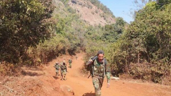 (ကချင်လွတ်လပ်ရေးတပ်မတော်(KIA)မှ ရဲဘော်များအား တွေ့ရစဉ်။ ဓာတ်ပုံ - The Kachin Net)
