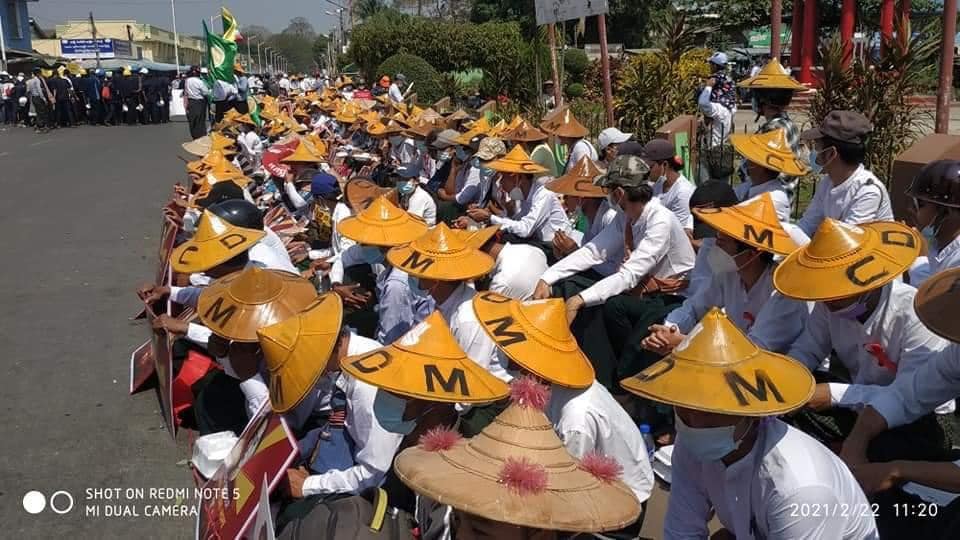 (၂၀၂၁ ဖေ‌ဖော်ဝါရီ၂၂ရက်က ဟင်္သာတမြို့မှ စစ်အာဏာရှင်ဆန့်ကျင်ရေး နှစ်ငါးလုံး အထွေထွေသပိတ်မြင်ကွင်း။ ဓာတ်ပုံ - CJ)
