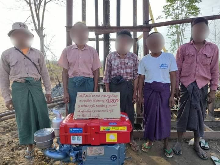 (ရေရှားနေသောစစ်ရှောင်ပြည်သူများအတွက် KURDAF အဖွဲ့က မီးစက်လှူဒါန်းခဲ့စဥ် ။ဓာတ်ပုံ-KURDAF)