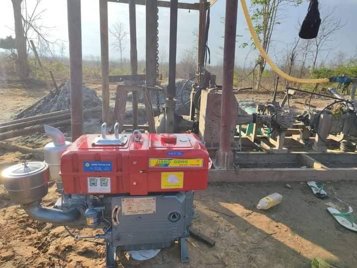 (ရေရှားနေသောစစ်ရှောင်ပြည်သူများအတွက် KURDAF အဖွဲ့က မီးစက်လှူဒါန်းခဲ့စဥ် ။ဓာတ်ပုံ-KURDAF)