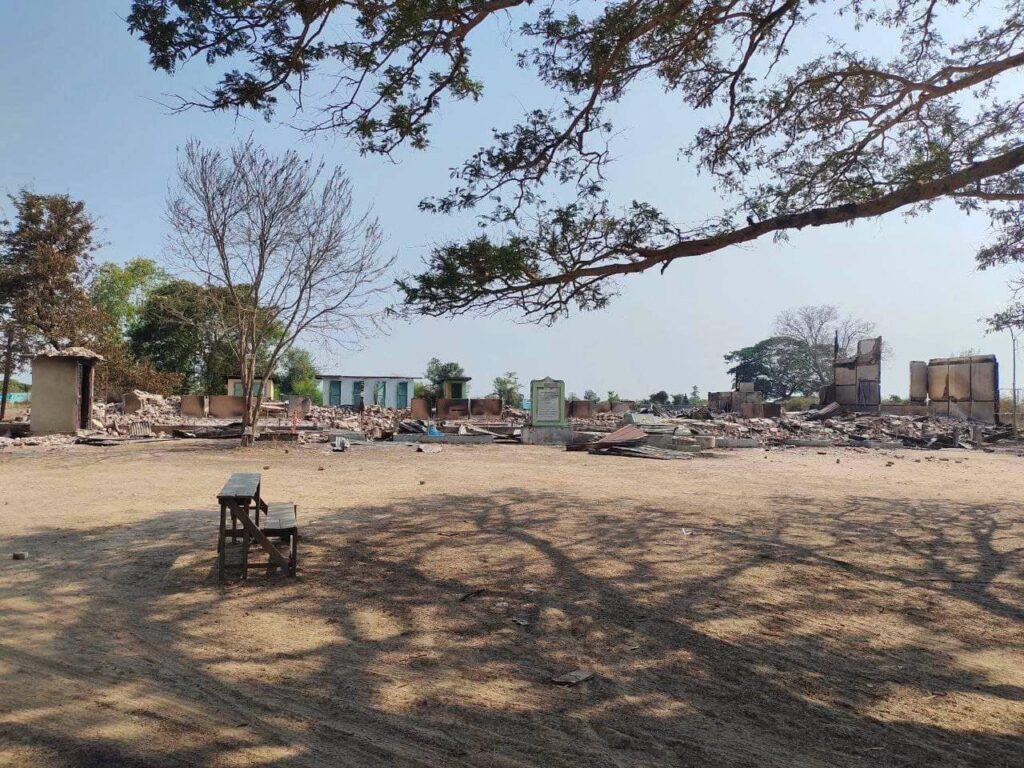(မိုင်းခွဲပြီး မီးပါရှို့ကာဖျက်ဆီးသွားသည့် ချမ်းသာရွာ အထက်တန်းကျောင်းအား တွေ့ရစဥ်။ ဓာတ်ပုံ - Htoo Khant Zaw)