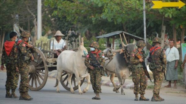 (၂ဝ၂၁ ဖေဖော်ဝါရီ ၁၇ ရက်က နေပြည်တော်တွင် တွေ့ရသော စစ်ကောင်စီတပ်ဖွဲ့ဝင်တချို့။ဓာတ်ပုံ - အေအပ်ပီ)