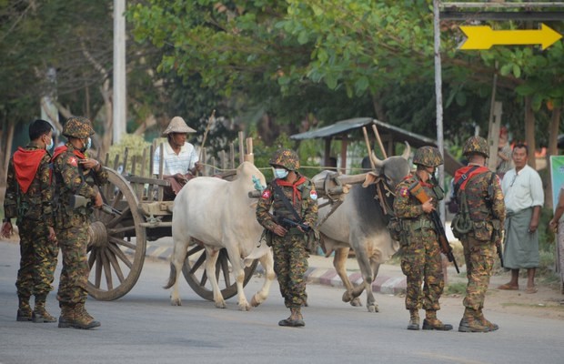 (၂ဝ၂၁ ဖေဖော်ဝါရီ ၁၇ ရက်က နေပြည်တော်တွင် တွေ့ရသော စစ်ကောင်စီတပ်ဖွဲ့ဝင်တချို့။ဓာတ်ပုံ - အေအပ်ပီ)