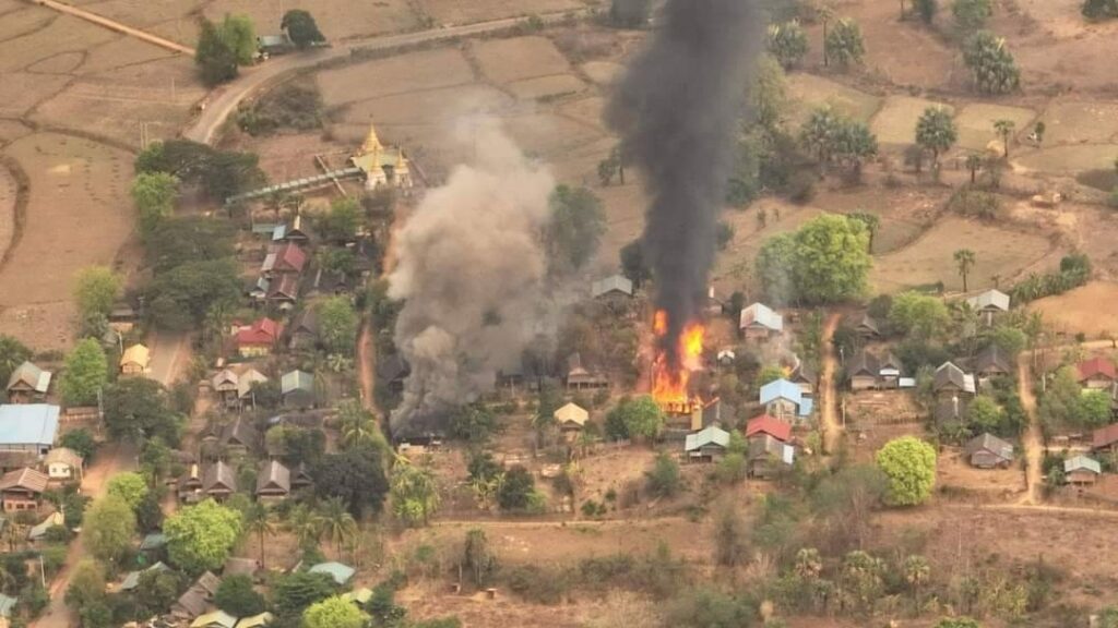 (ထီးလင်းမြို့နယ်ရှိ အကြည်ဘန်းကျေးရွာကို စစ်ကောင်စီတပ်က မီးရှို့ဖျက်ဆီးနေစဥ်။ ဓာတ်ပုံ - People's Spring)