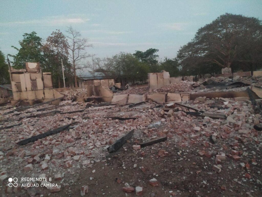 (မိုင်းခွဲပြီး မီးပါရှို့ကာဖျက်ဆီးသွားသည့် ချမ်းသာရွာ အထက်တန်းကျောင်းအား တွေ့ရစဥ်။ ဓာတ်ပုံ - Htoo Khant Zaw)