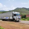 WFP ရဲ့ စားနပ်ရိက္ခာထောက်ပံ့ရေး ယာဉ်တန်းကိုတွေ့ရစဉ်