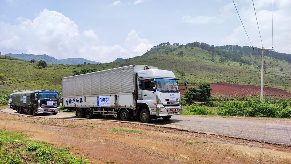 WFP ရဲ့ စားနပ်ရိက္ခာထောက်ပံ့ရေး ယာဉ်တန်းကိုတွေ့ရစဉ်