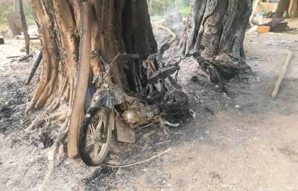 (PDF စခန်းခွဲအား မီးရှို့ဖျက်ဆီးခံရပြီးနောက် တွေ့ရစဉ်။ ဓာတ်ပုံ - မိုးသားရိပ်)