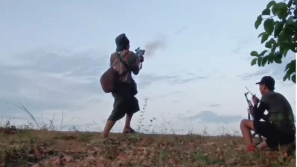 (ပုဆိုးဝတ်ပြီးစစ်တိုက်​နေသည့် စစ်ကိုင်းတိုင်းမှ PDF တပ်ဖွဲ့ဝင်အချို့ ။ ဓါတ်ပုံ-CJ)