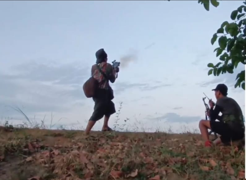 (ပုဆိုးဝတ်ပြီးစစ်တိုက်​နေသည့် စစ်ကိုင်းတိုင်းမှ PDF တပ်ဖွဲ့ဝင်အချို့ ။ ဓါတ်ပုံ-CJ)