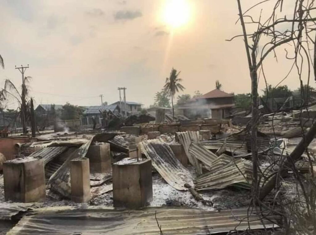 သရက်ပင်ဝန်းကျေးရွာအား စစ်ကောင်စီတပ်က မီးရှို့ဖျက်ဆီးသွားစဥ်။ ဓာတ်ပုံ - CJ