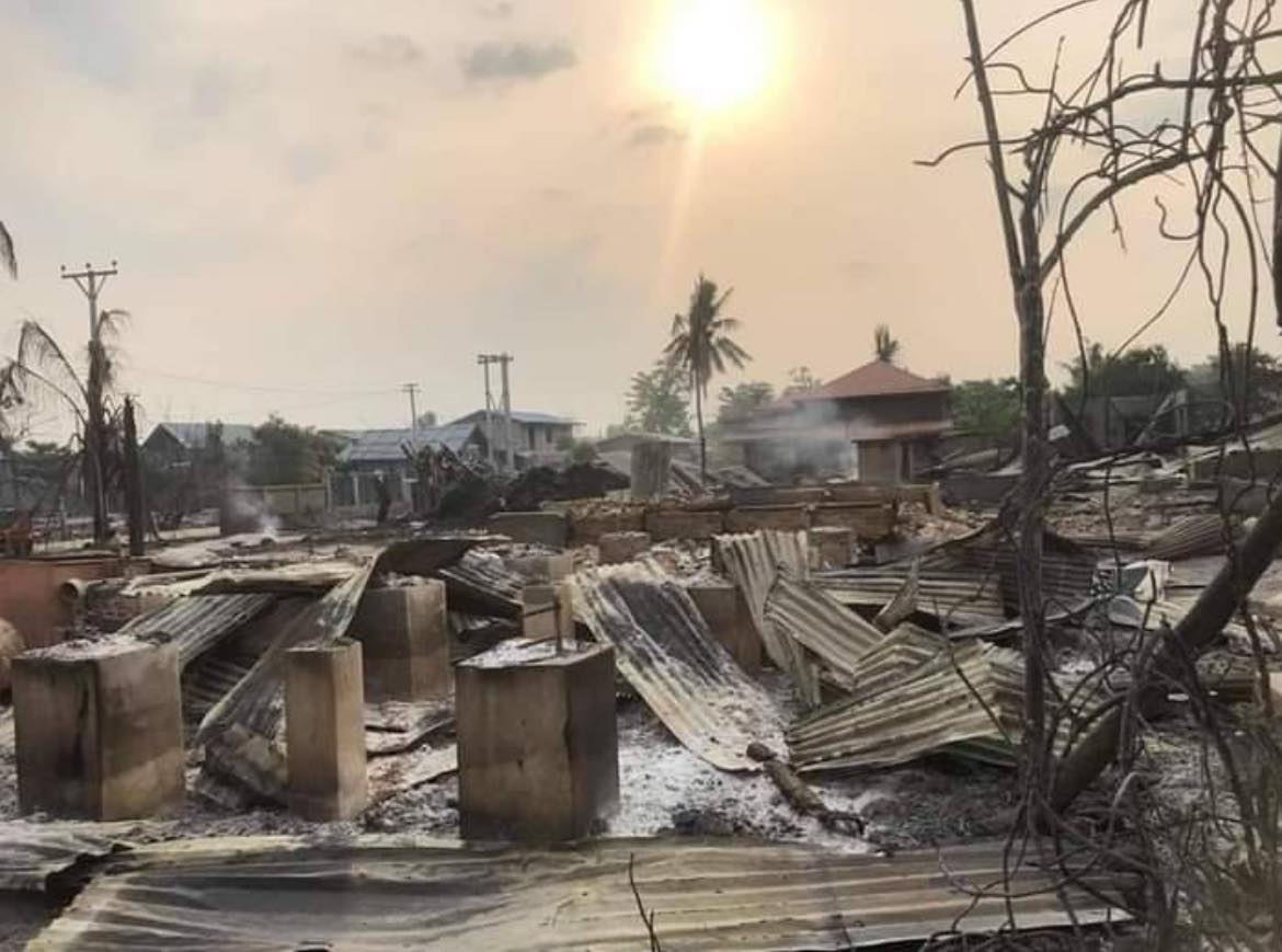 သရက်ပင်ဝန်းကျေးရွာအား စစ်ကောင်စီတပ်က မီးရှို့ဖျက်ဆီးသွားစဥ်။ ဓာတ်ပုံ - CJ