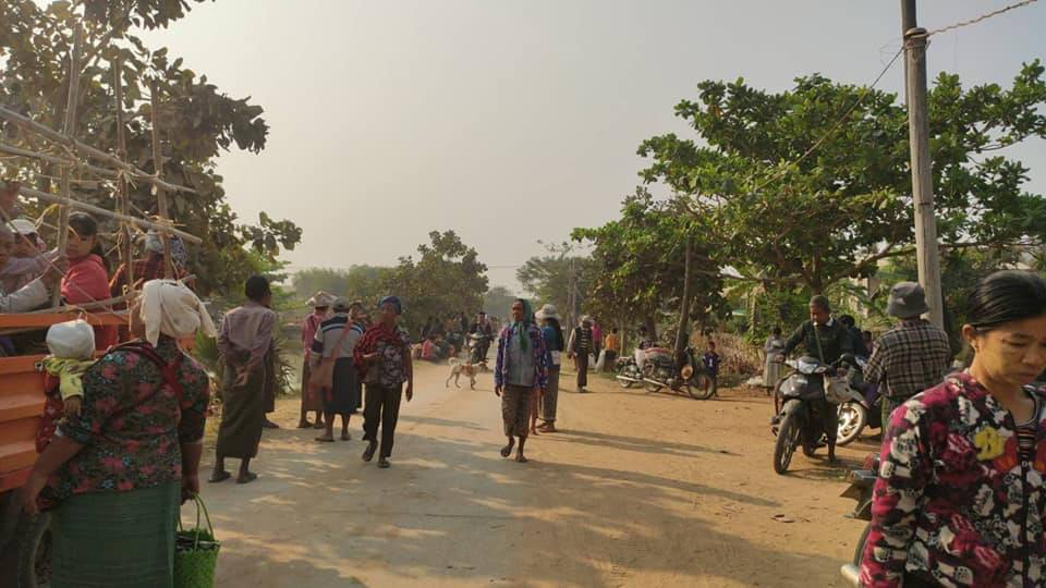(ထွက်ပြေးတိမ်းရှောင်လာရသော ဒေသခံပြည်သူများအား တွေ့ရစဥ်။ ဓာတ်ပုံ - ခင်ဦးမြို့နယ် သတင်းမှန်ပြန်ကြားရေး)